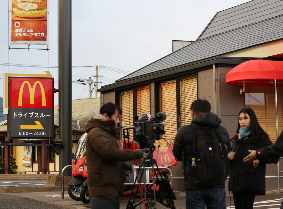 中学生が刺殺される事件が起きたマクドナルドの店舗＝１５日午前、北九州市小倉南区