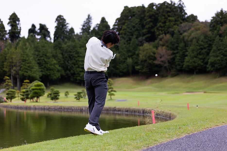 ▲ 左ドッグレッグのロングホールで池につかまってしまった