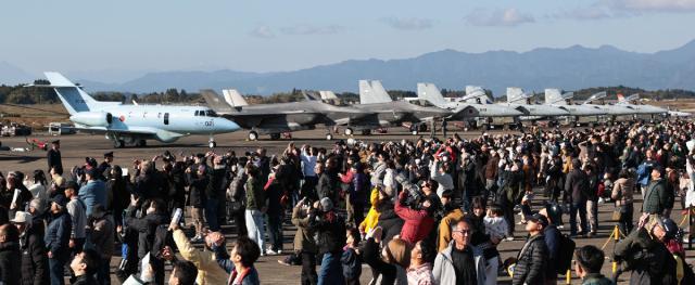 県内外から多くの航空ファンらが訪れた新田原基地エアフェスタ２０２４＝１日午前、新富町・航空自衛隊新田原基地