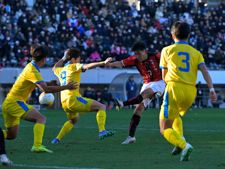 日章学園高の仙台内定MF南創太(3年=ブルーウイングFC U-15出身)が1得点2アシストの活躍。(写真協力=高校サッカー年鑑)(Koki NAGAHAMA/GEKISAKA)