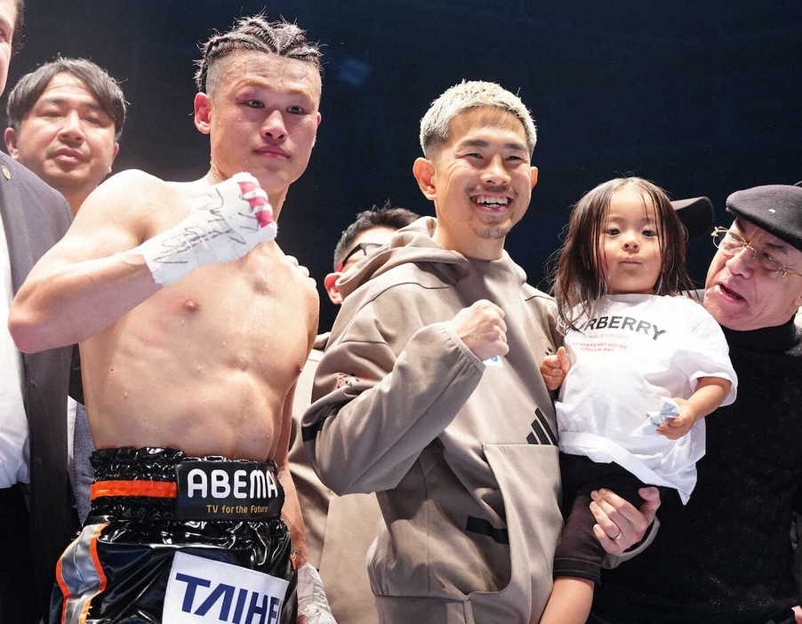 ＜LifeTime　Boxing＞勝利した堤（左）を祝福する井岡（撮影・島崎忠彦）