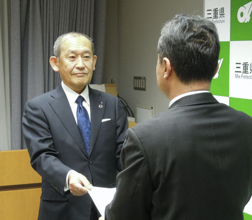 【一見知事（手前）に答申する小倉会長＝県庁で】