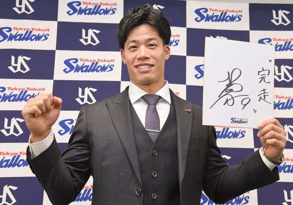 31試合の出場に終わった塩見は、色紙に「完走」と書いた（撮影・高橋朋彦）