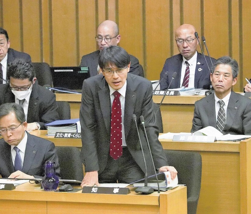 県議会でメガソーラーの整備について答弁する山下知事（3月1日、奈良市で）