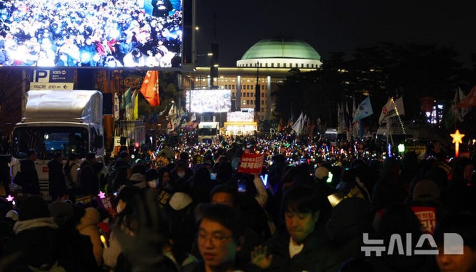 11日、ソウル・国会議事堂前で開催されたろうそく集会(c)NEWSIS