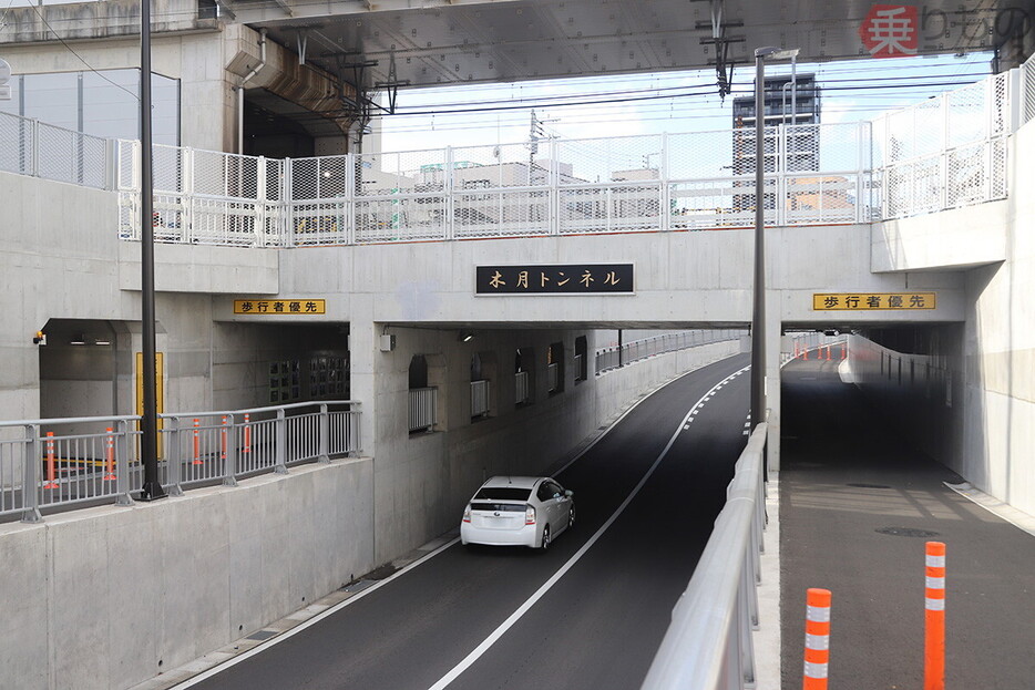 都市計画道路「苅宿小田中線」の木月トンネル。東急目黒線をアンダーパスする（2024年12月、大藤碩哉撮影）。