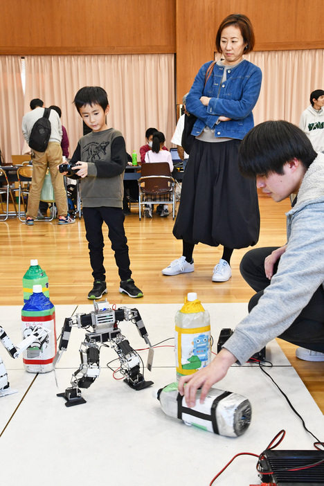 ロボット操縦体験も行われたイベント＝南房総