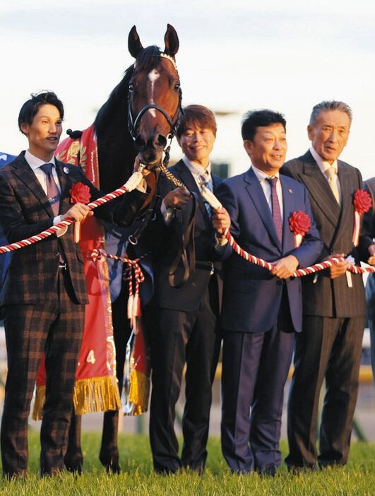 ジャパンカップを勝って記念撮影に臨むドウデュースと友道調教師（右から２人目）＝１１月