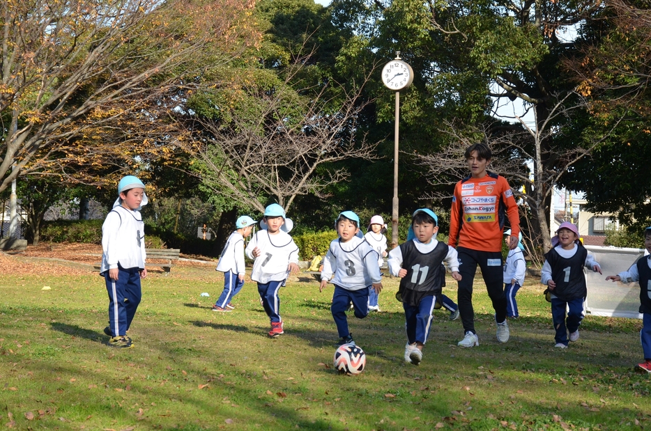 田邉選手とミニゲームを楽しむ園児たち（新沖緑地公園で）