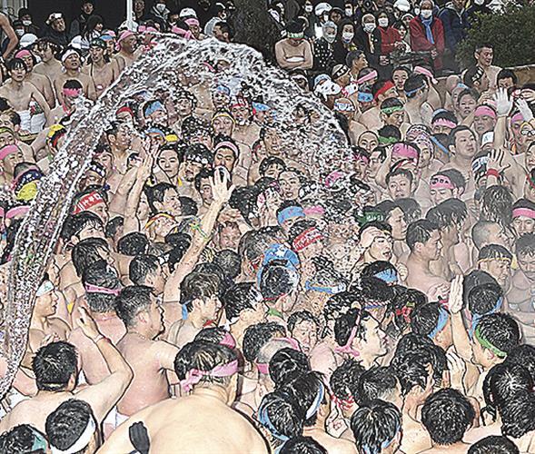 国府宮はだか祭の「なおい神事」でもみ合う裸男たち