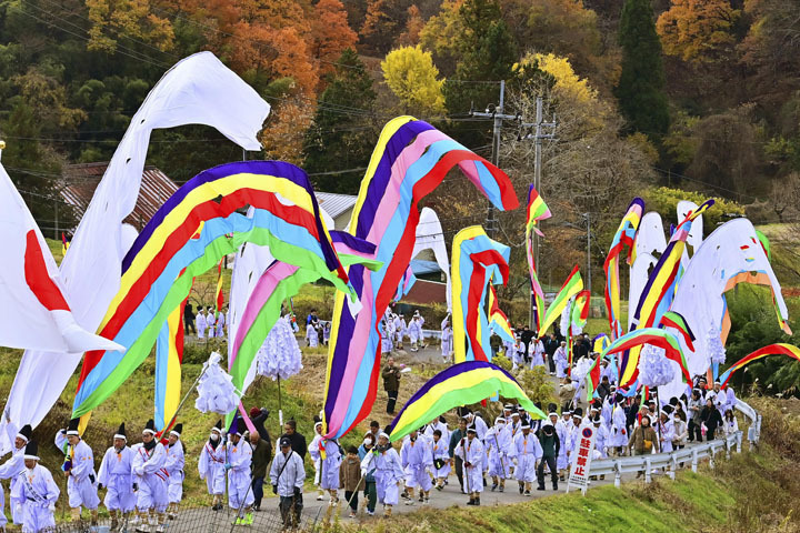 色とりどりの五反幡などをなびかせ、山里を練り歩いた「木幡の幡祭り」＝1日、二本松市