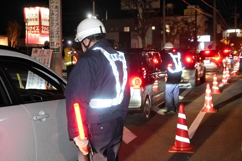 検問で飲酒運転などを取り締まる郡山北署員