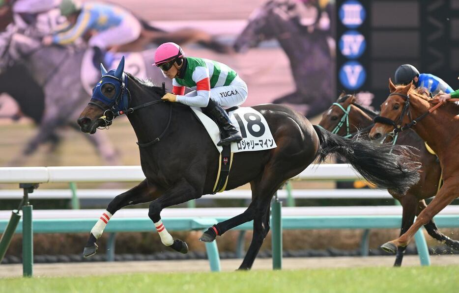 直線はしぶとい伸び脚を見せて押し切ったロジャリーマイン＝22日、中山競馬場（撮影・奈良武）