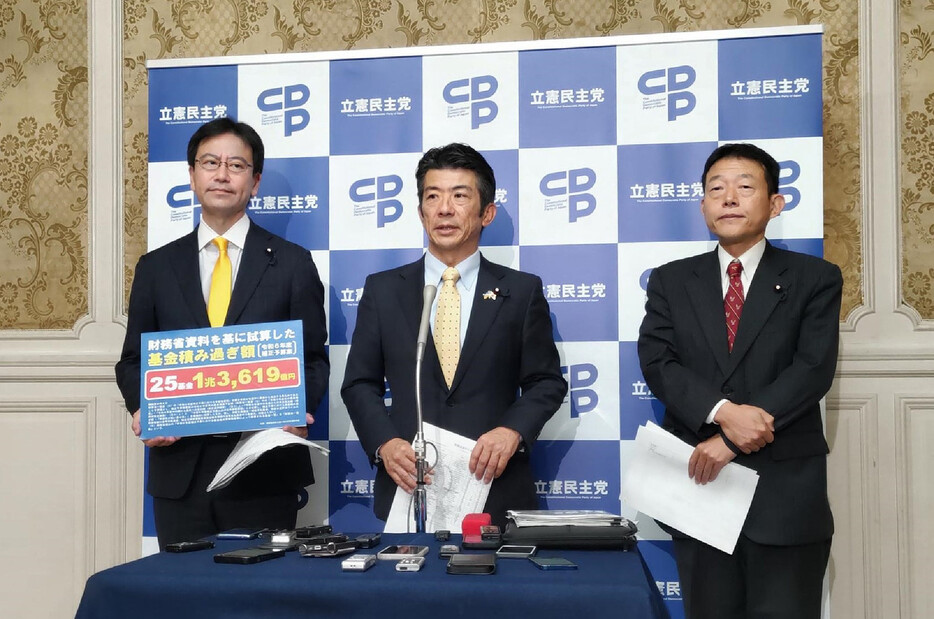 立憲民主党は１１日、２０２４年度補正予算案の修正案を衆院予算委員会に提出した。能登半島地震の復旧・復興費用を増額し、各種基金への支出を削減する内容。写真は取材に応じる重徳和彦政調会長（中央）ら。