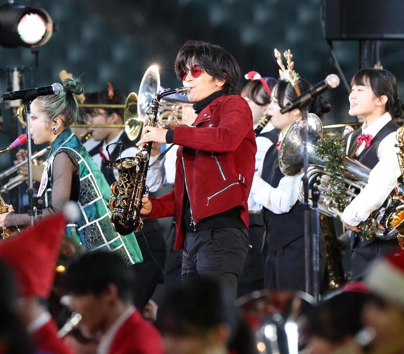 エスコンフィールド北海道で開催された音楽イベントのオープニングでサックスを演奏する武田（撮影・黒川智章）