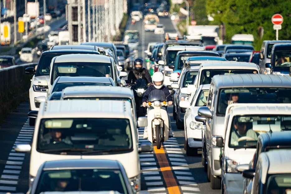 非常に危険な行為に見えるが、じつは原付のすり抜けを取り締まる法律は存在していない。