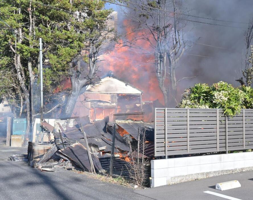 火を上げる住宅など=14日午後2時10分ごろ、取手市新町