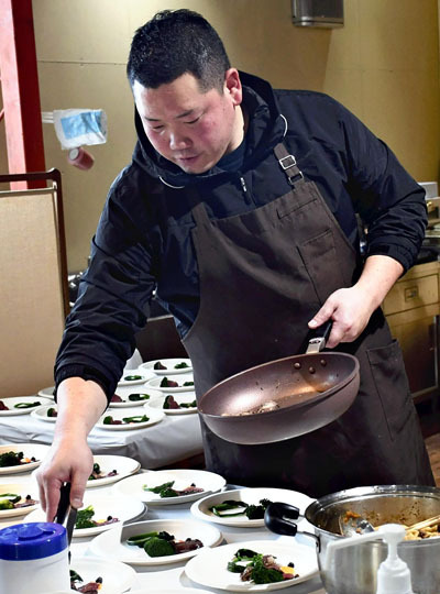 ジビエ料理を振る舞う下郷町地域おこし協力隊の高山さん