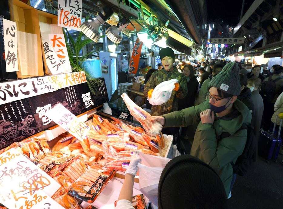 年の瀬を迎え、多くの買い物客らでにぎわう東京・上野のアメ横商店街＝30日夕、東京都台東区（相川直輝撮影）