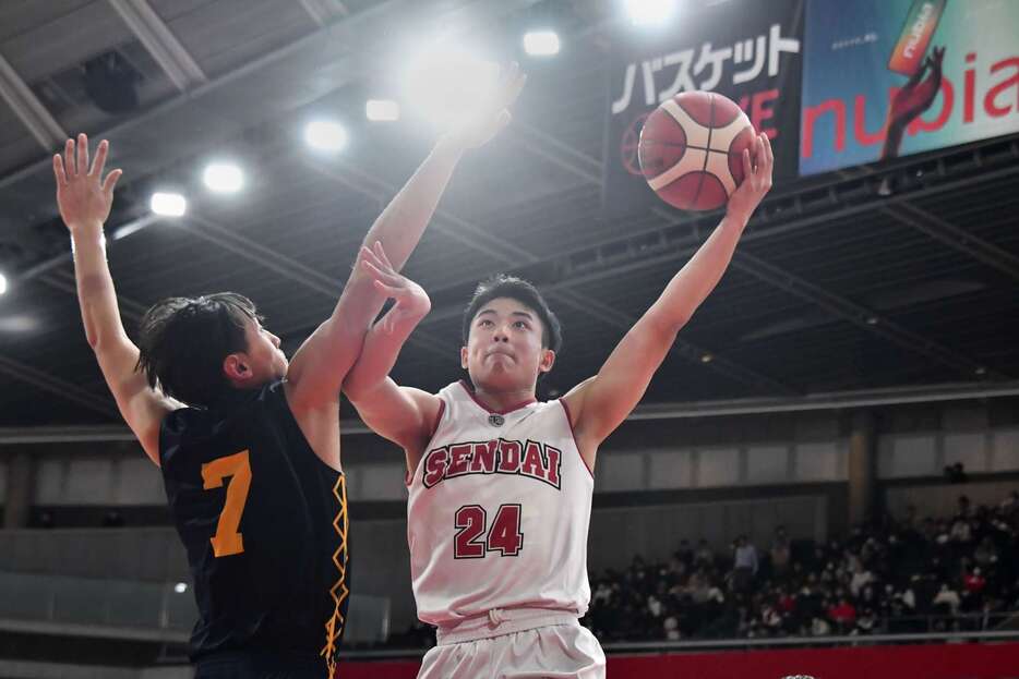 前半、相手と競り合いながらシュートを狙う川内の鮫島（２４）＝東京体育館