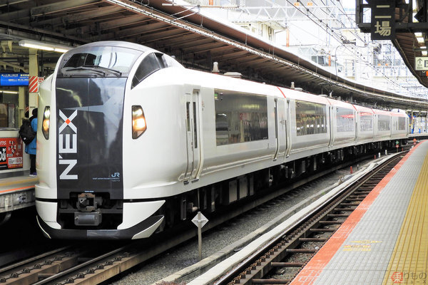 特急「成田エクスプレス」に使われるE259系電車（画像：写真AC）。