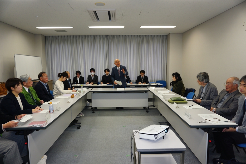 初回の「市NHK朝の連続テレビ小説誘致推進協議会」であいさつする会長の酒井隆明市長＝兵庫県丹波篠山市黒岡で