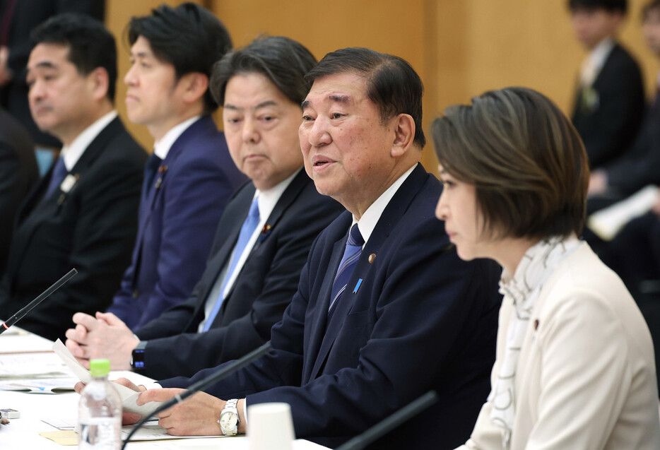 男女共同参画会議で発言する石破茂首相（右から２人目）＝１３日午後、首相官邸