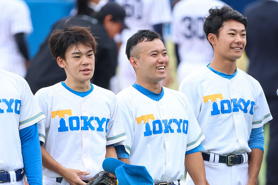 笑顔で大学野球を全うした内田（中央）【写真：加治屋友輝】