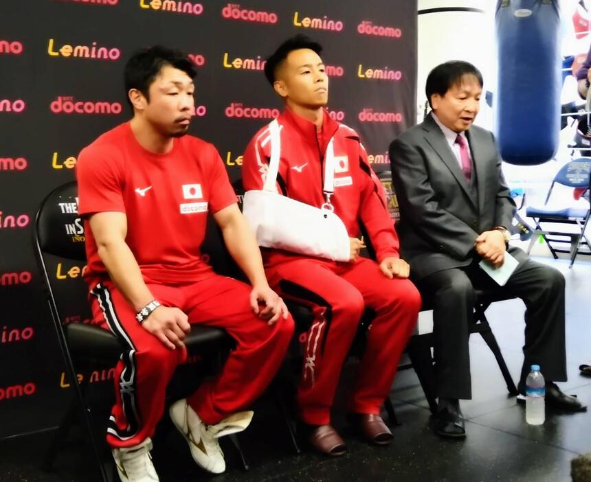 右肩の怪我で試合延期の会見を開いた右から大橋会長、WBO王者の武居、八重樫トレーナー