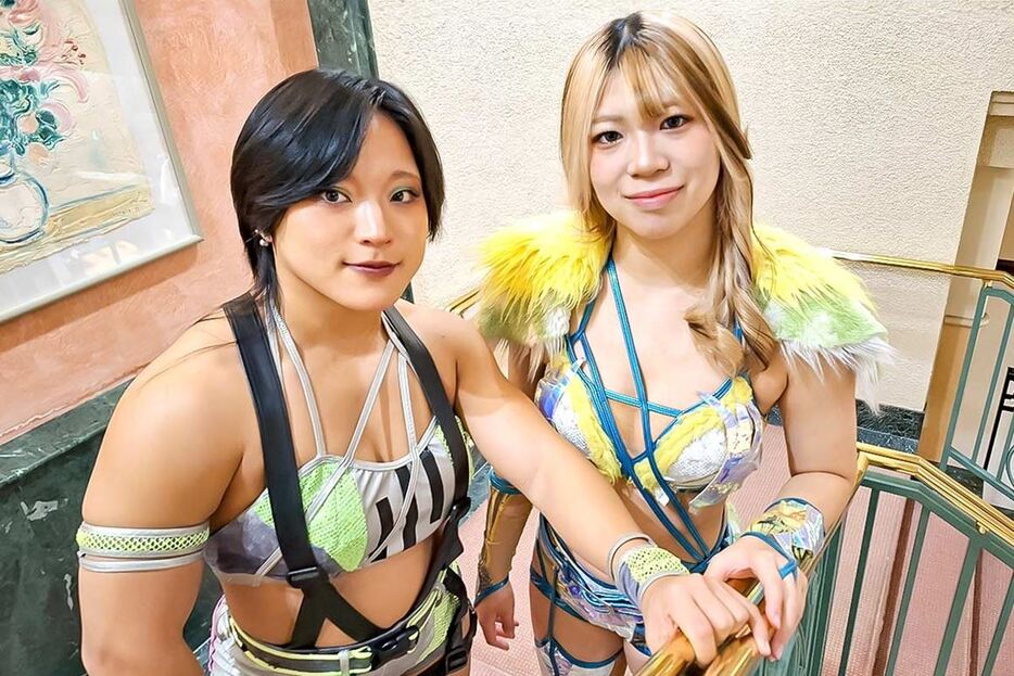 スターダムのタッグリーグを制覇した羽南（右）＆飯田沙耶（左）【写真：新井宏】