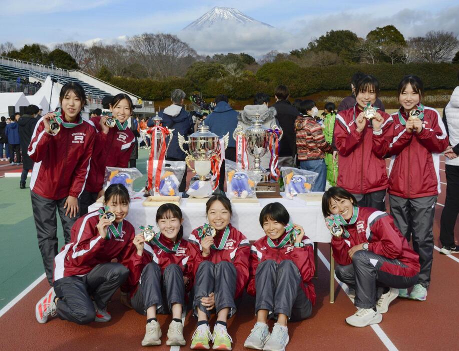 優勝し、富士山を背に写真に納まる立命大の選手＝富士総合運動公園陸上競技場