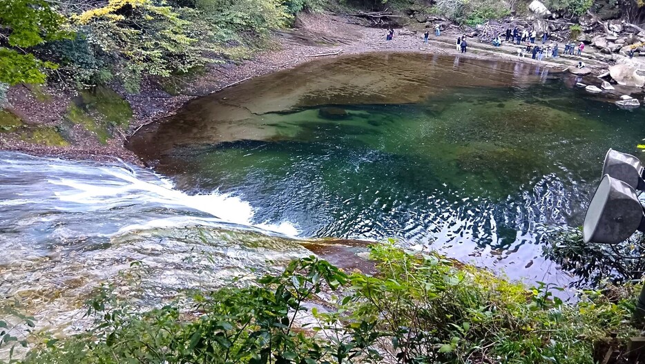 水音とマイナスイオンに包まれる美しい粟又の滝