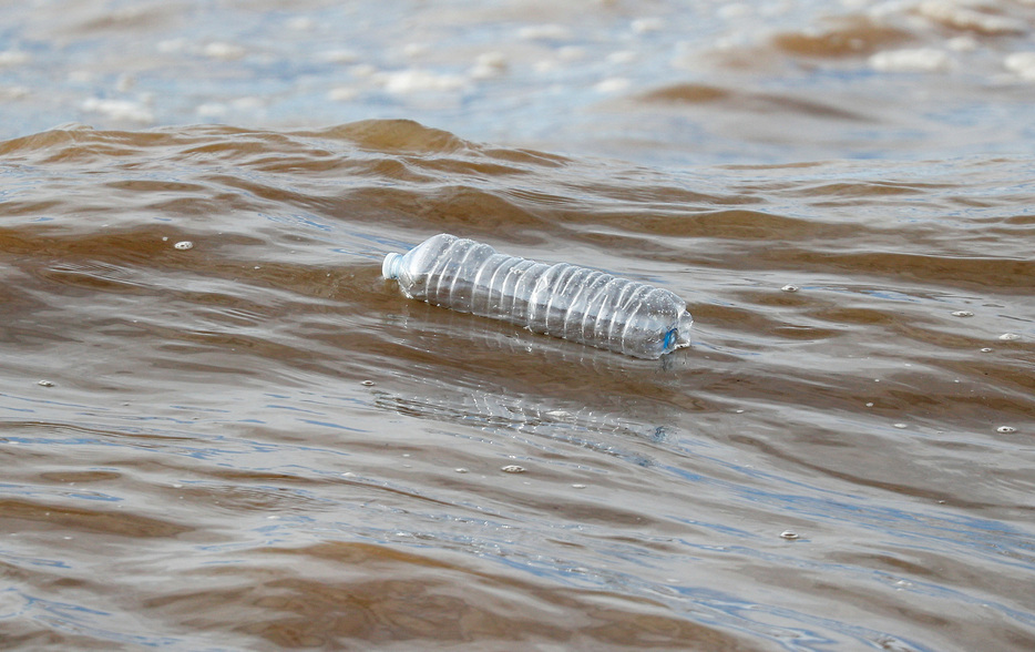 　１２月２日、プラスチックごみによる環境汚染を防ぐ国際条約作りを進める政府間交渉委員会は、韓国・釜山で開催した今回会合で条約案の主要項目について合意できなかったことを踏まえ、今後協議を再開することを決めた。イタリアのマッカレーゼのビーチで２０１８年撮影（２０２４年　ロイター/Max Rossi）