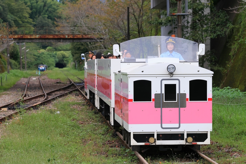 60人乗りの客車2両の前後に動力車を連結したグランド・スーパーカートが高千穂駅へ入線