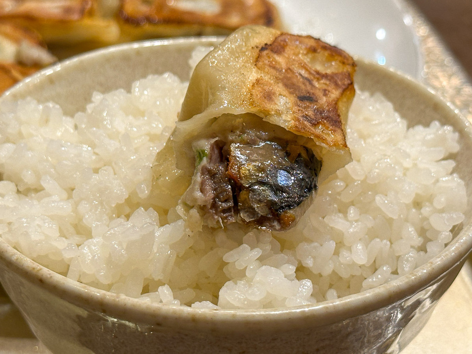 こちらは「いわし餃子」