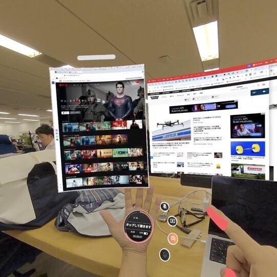 VR空間にPCの仮想モニターを持ち込めるツール「Immersed」をQuest 3Sで使っているところ。手のひらを判別して、各種操作パネルをオーバーレイさせるようなUIは攻殻機動隊のような未来感がある。