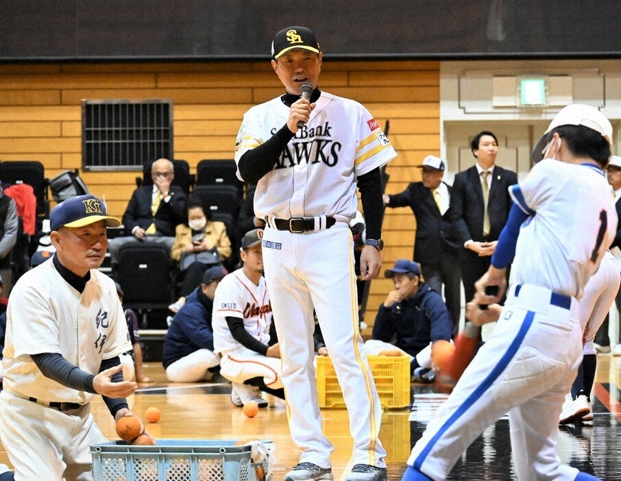 打撃を指導する小久保裕紀さん（中央）＝和歌山市梅原のノーリツアリーナ和歌山で、藤木俊治撮影