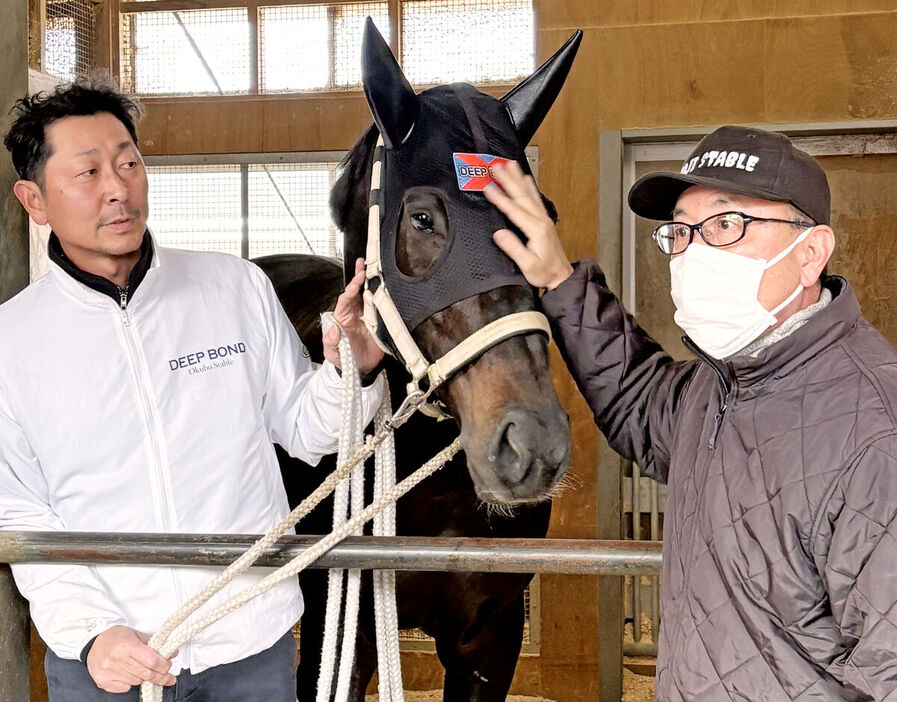 栗東トレセンを退厩するディープボンドと大久保龍志調教師（右）、平子助手（カメラ・水納　愛美）