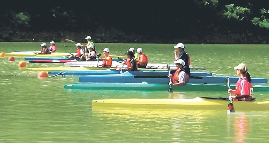 上市町カヌークラブとして練習する上市中の生徒ら＝県上市カヌー競技場