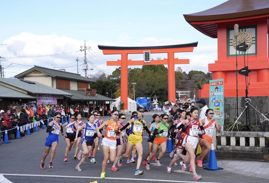 浅間大社をスタートする選手たち（撮影・垰建太）