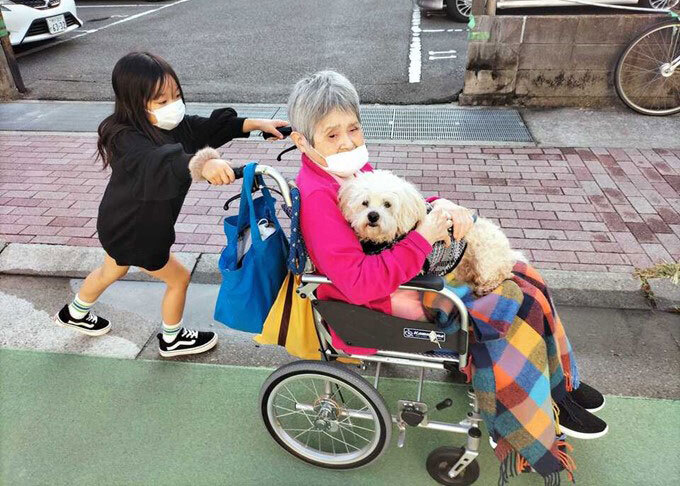 入居中の男性が入院し、ろっけんが愛犬の面倒を見たこともある。おばあちゃんや子ども達のアイドルになり、皆で世話をした（画像提供／Happy）