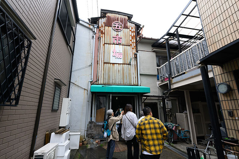 錆びついた外観にレトロ感のある書体が渋い（写真撮影／水野浩志）