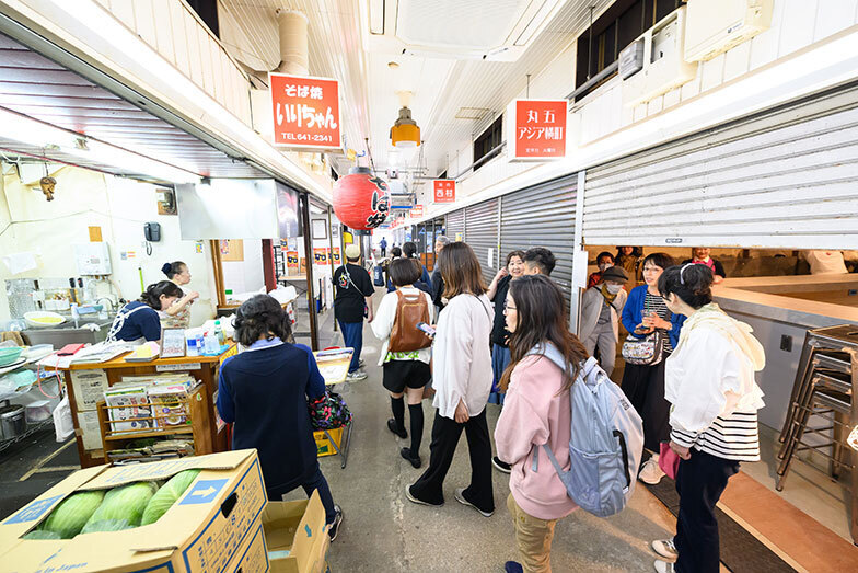 丸五市場の中で今でも賑わう横丁。名物「そば焼き」のお店やアジア系料理のお店が並ぶ（写真撮影／水野浩志）