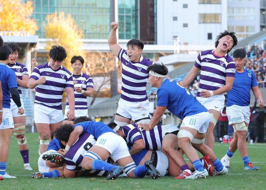 【第61回全国大学ラグビーフットボール選手権　3回戦　明治大対東海大】　後半、福田大晟のトライが決まり、歓喜する明大の選手たち　＝秩父宮ラグビー場（撮影・福島範和）