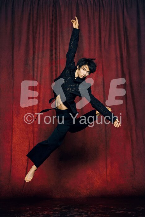 羽生結弦さん＜ESSE2025年1月号【通常号】ポスターより＞