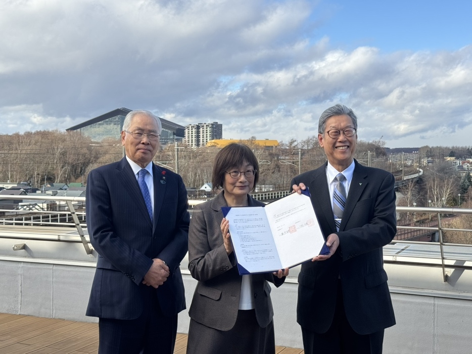 包括連携協定を結んだ、北海道医療大学の三国久美 学長と星槎道都大学の飯浜 浩幸 学長、北広島市の上野正三市長