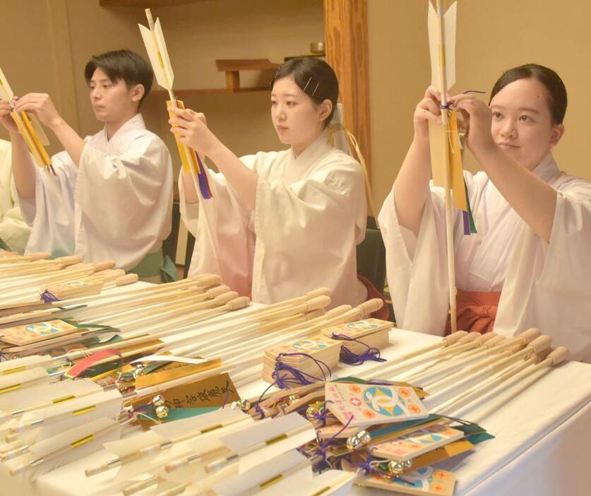 破魔矢作りに追われる鹿島神宮の巫女ら=鹿嶋市宮中