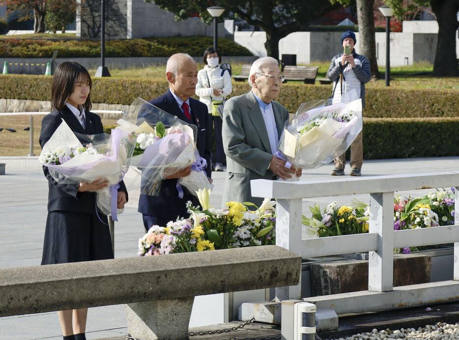 ノーベル平和賞授賞式を終え、広島市の原爆慰霊碑を訪れた（左から）甲斐なつきさん、箕牧智之さん、田中聡司さん＝18日午前