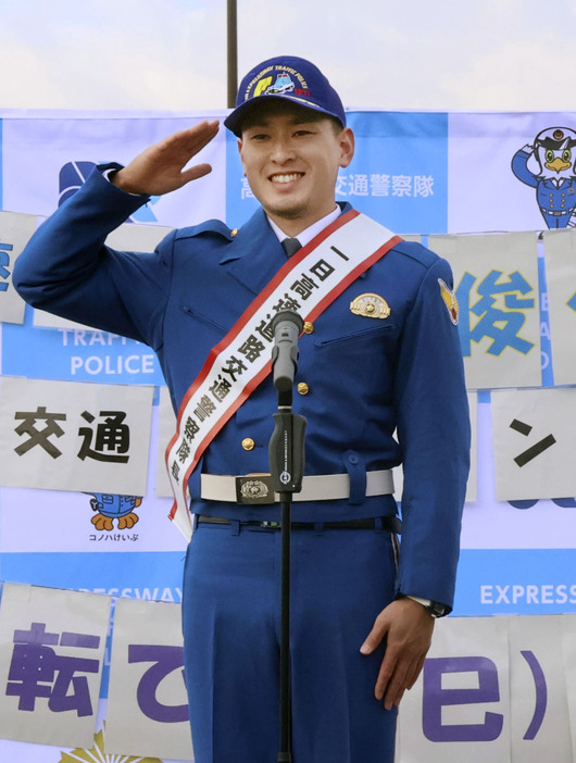 愛知県警高速隊の一日隊長に就任したパラ陸上の井谷俊介選手＝6日午前、愛知県刈谷市