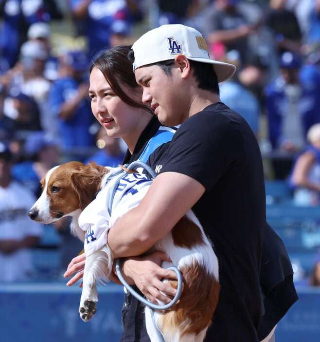 愛犬のデコピンを抱く大谷翔平と妻・真美子さん